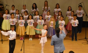 10 farklı dilde söyledikleri şarkılarla barış mesajı verdiler