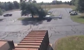 Uçak otoparka düştü