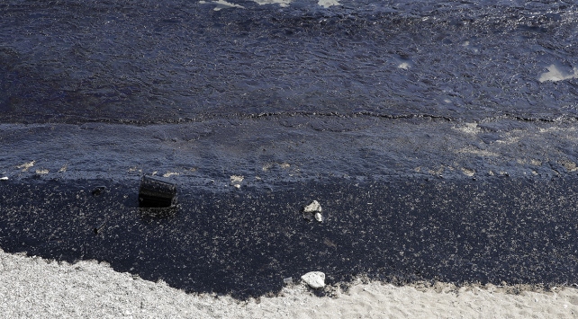 Yunan adasında deniz siyaha boyandı