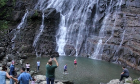 Görenleri kendine hayran bırakan şelale
