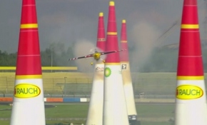 Japon akrobasi pilotu yer çekimine meydan okudu