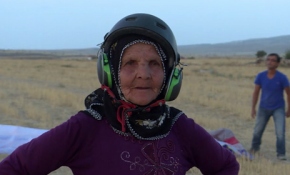 80 yaşındaki teyze gençlere taş çıkarttı