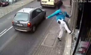 Dükkanın camlarını kırdı, kaçarken araba çarptı