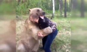 Ayıyla böyle kucaklaştı