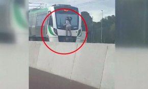 Tren camının sileceklerine tutunarak...