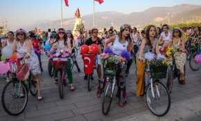 Süslü Kadınlar Bisiklet Turu