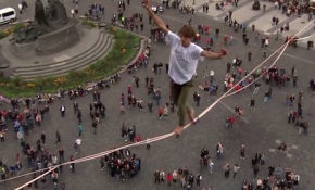 60 metre yükseklikte, 130 metre uzunluktaki ipte yürüdüler