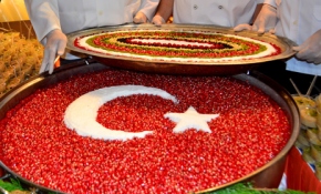 Mısır çarşısı esnafı, 10 bin kişiye aşure dağıttı