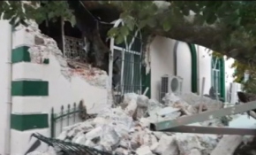 600 yıllık çınar ağacı caminin üzerine devrildi