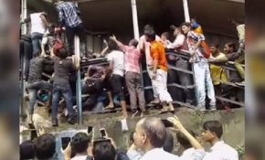 Hindistan'da tren istasyonunda izdiham