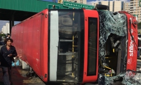 İstanbul'da halk otobüsü devrildi