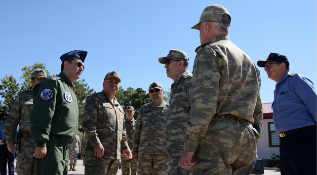 Org. Akar Van'da birlikleri denetliyor