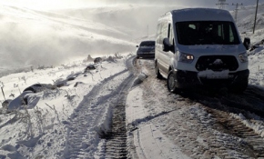 Yollar kar ve tipi nedeniyle ulaşıma kapandı