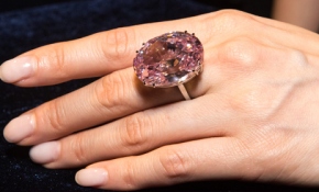 Dünyanın en büyük 'pembe elması'