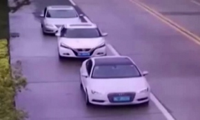 Otomobilin üzerine vinç düştü