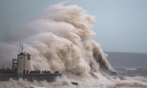 İngiltere'de fırtına alarmı: Dev dalgalar oluştu