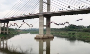 Rekor için 245 kişi aynı anda köprüden atladı