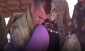 Mehmetçiğe anne sürprizi