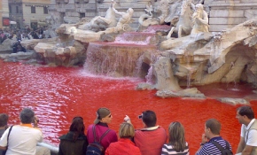 Aşk Çeşmesi kırmızıya boyandı