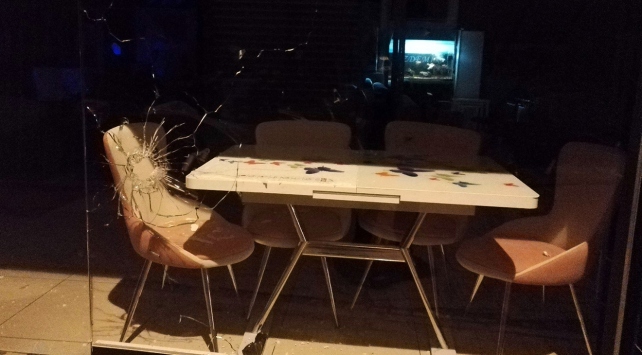 İş yerlerine pompalı tüfekle ateş açtılar