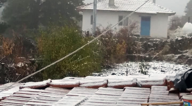 Başkente yılın ilk karı yağdı