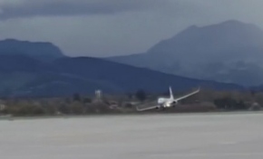 Rüzgar uçağı böyle savurdu