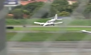 Uçak metrelerce sürüklendi