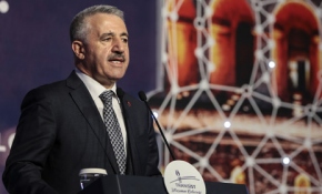 Bakan Arslan: Banliyö sistemleri metro standardına geliyor