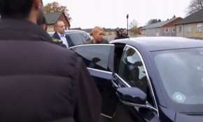 Danimarka Göç ve Uyum Bakanı makam aracıyla mültecileri ezdi geçti