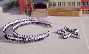 Öğrencilerden Ay Yıldızlı koreografi