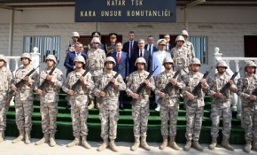 Milli Savunma Bakanı Canikli Katar'daki Türk birliğini ziyaret etti