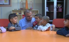 Suriyeli üçüzler okullarında