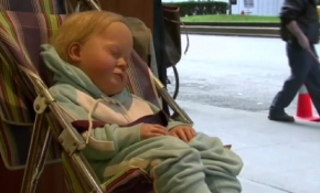 Vitrindeki bebeği gören dönüp bir daha bakıyor
