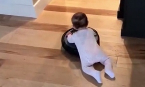 Temizlikçi bebek iş başında