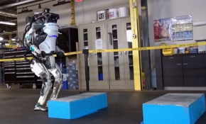 Atlas robot havada ters takla atıyor