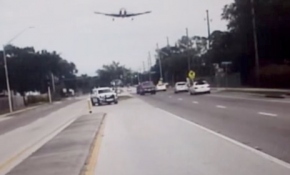 Uçak inmeye çalışırken otoyola düştü