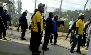 Manus Adası'ndaki gözaltı merkezini terk etmeyen mültecilere operasyon