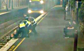 Tren yoluna giren kadın son anda kurtarıldı