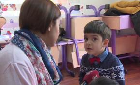 Okuma yazma bilmeyen çocuklar oyun oynayarak İngilizce öğreniyor