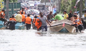 Avustralya ve Sri Lanka sele teslim