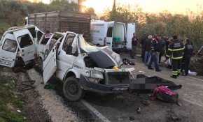 Hatay'da minibüs ile kamyon çarpıştı, çok sayıda ölü ve yaralı var