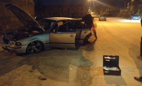 Çaldılar, yağmaladılar, polisle çatışıp kaçtılar