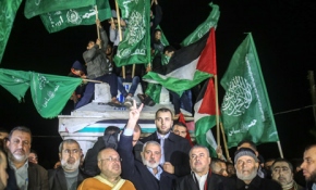 On binlerce Filistinli sokaklara döküldü, Trump'ın kararını protesto etti