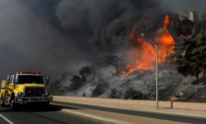 Kaliforniya'da yangın nedeniyle on binlerce kişi tahliye edildi