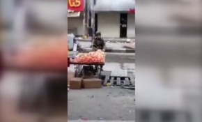 İsrailli asker tezgahtan elmayı böyle çaldı