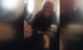 Uçakta fenalaşan yaşlı kadına ilk müdahaleyi Bakan Kaya yaptı