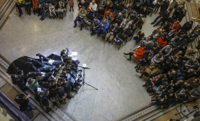 Piyano çalarak rekor kırdılar