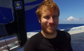 Dünyayı 42 günde dolaşarak yeni bir rekor kırdı