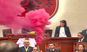 Arnavutluk Parlamentosu'nda eylem