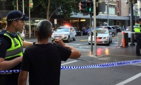 Avustralya'da araç yayaların arasına girdi